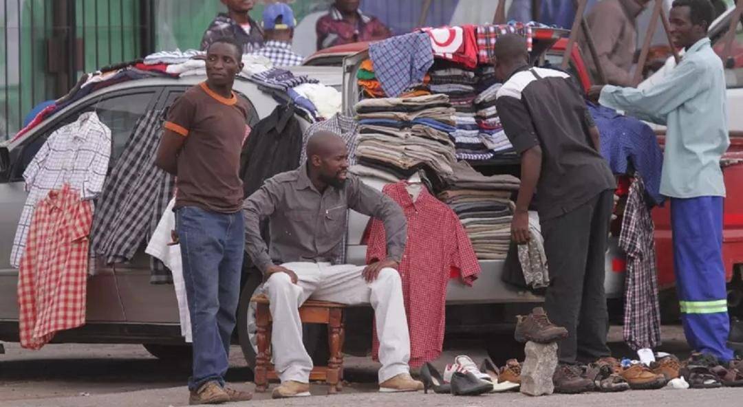 الرئيس الأوغندي يحظر استيراد ملابس الموتى المستعملة