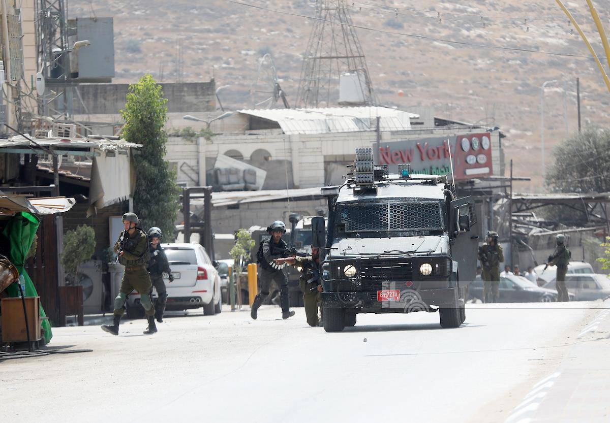 الاحتلال يغلق مداخل بلدة دورا ويستولي على تسجيلات كاميرات مراقبة