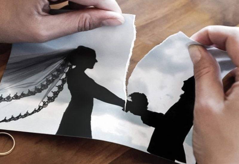 سيدة مصرية تحتفل بطلاقها وتوزع الذهب