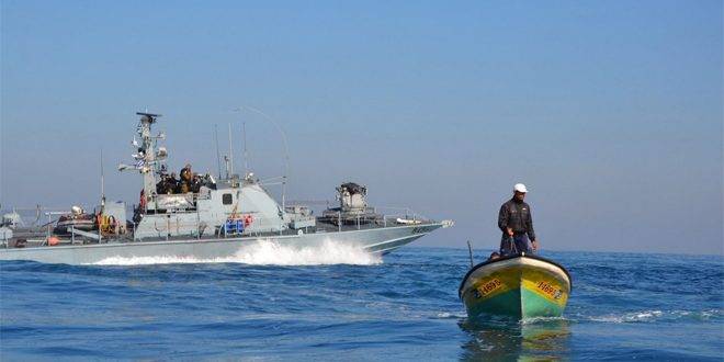 بحرية الاحتلال تعتدي على الصيادين الفلسطينيين في بحر قطاع غزة المحاصر