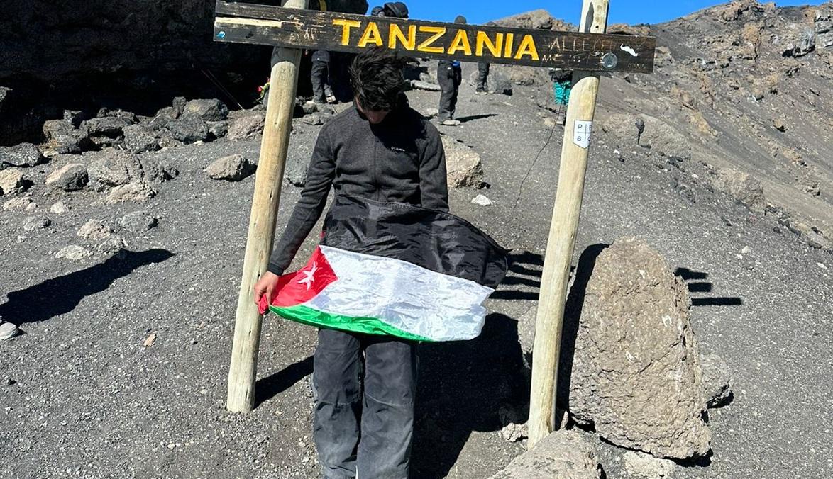 وصول شاب أردني لأعلى قمة بإفريقيا  صور