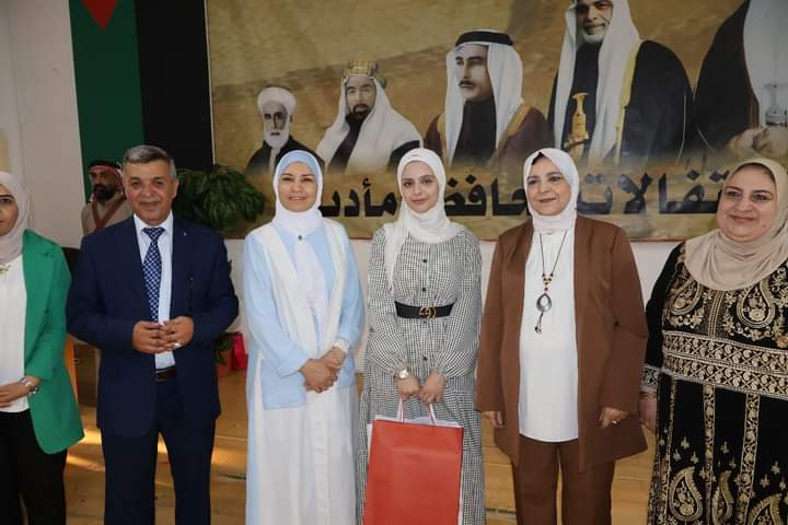 رئيس بلدية مادبا الكبرى يكرم  أوائل الثانوية العامة في المحافظةصور