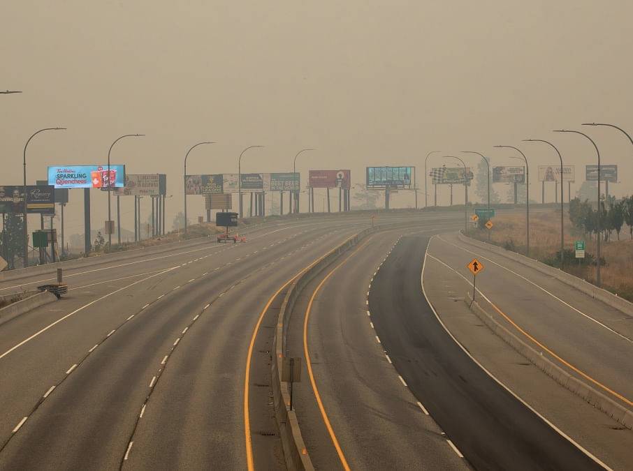 اتساع رقعة الحرائق يهدد مدينة كندية جديدة
