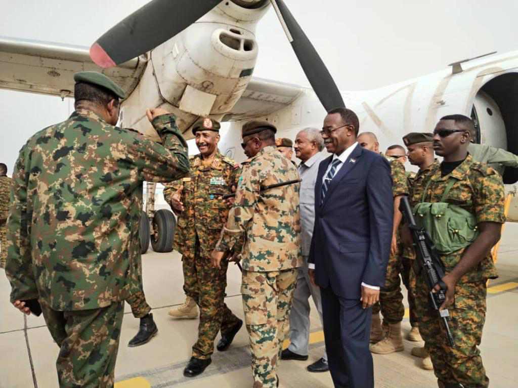 الفريق اول برهان  يصل بورتسودان بحضور عسكري كبير