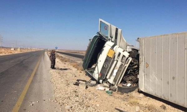 تدهور تريلا واصطدامها بعامود إنارة بمنطقة رأس النقب