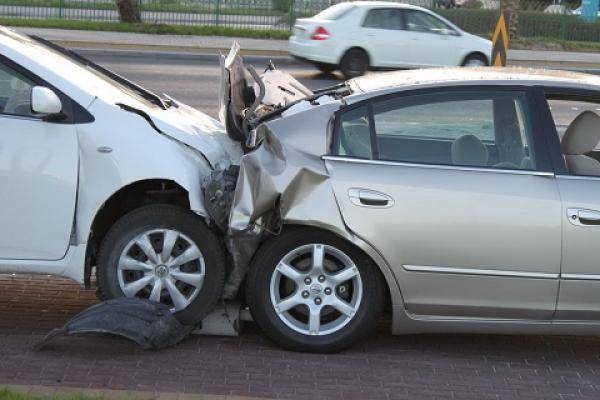 5 إصابات بتصادم مركبتين على طريق المفرق