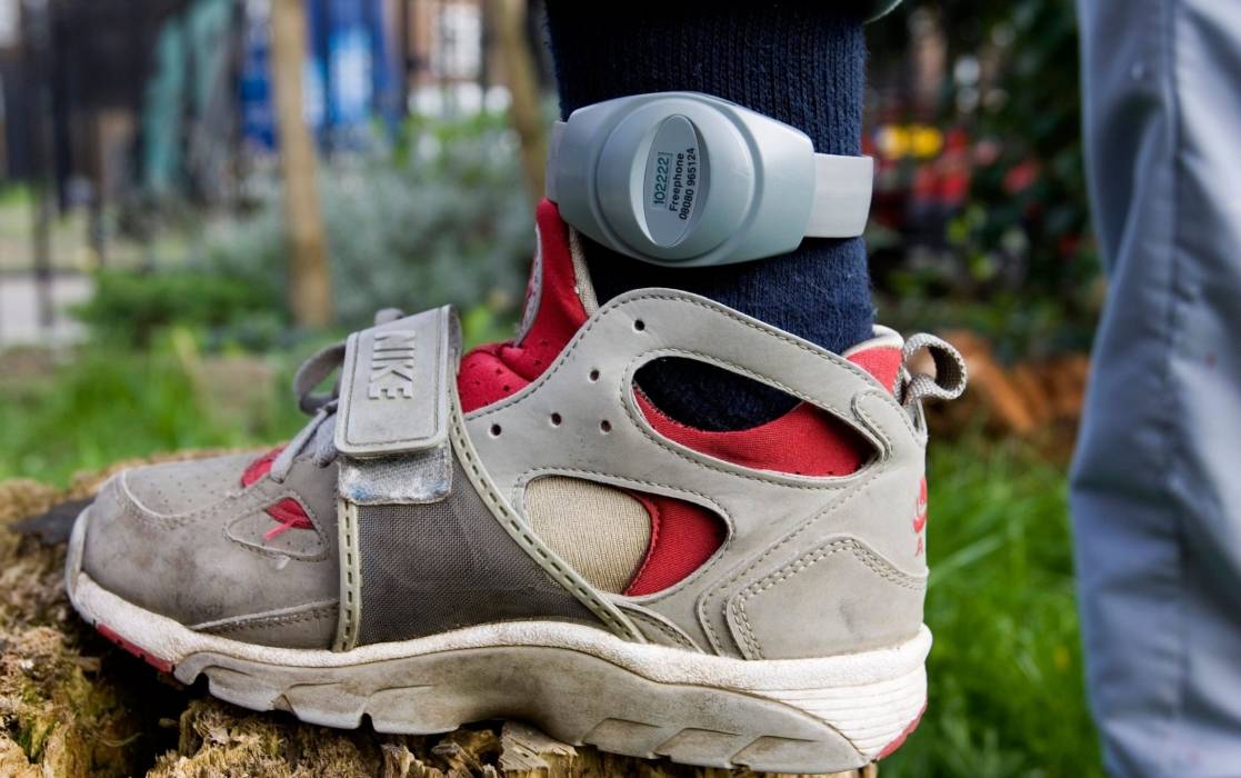 بريطانيا تدرس وضع المهاجرين غير القانونيين تحت المراقبة الإلكترونية