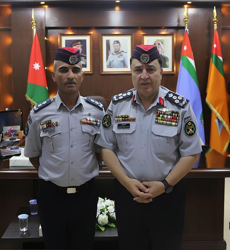 مدير الدفاع المدني يكرم أحد الضباط