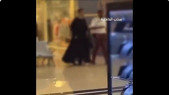 القبض على مقيم مصري متنكر في عباءة نسائية بالسعودية
