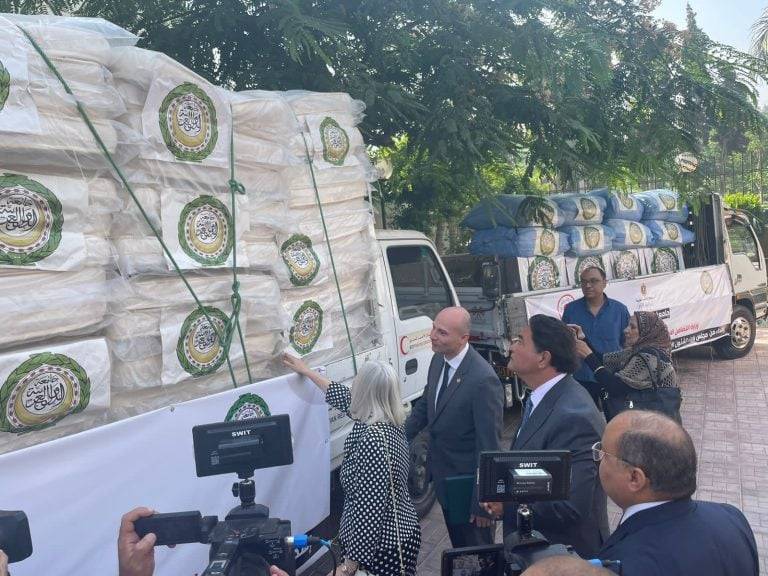 الجامعة العربية تطلق قافلة مساعدات إنسانية للشعب السوداني بالتعاون مع مصر