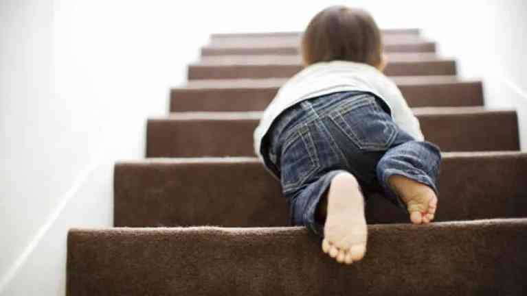 عمان.. طفل بحالة سيئة إثر سقوطه عن الدرج