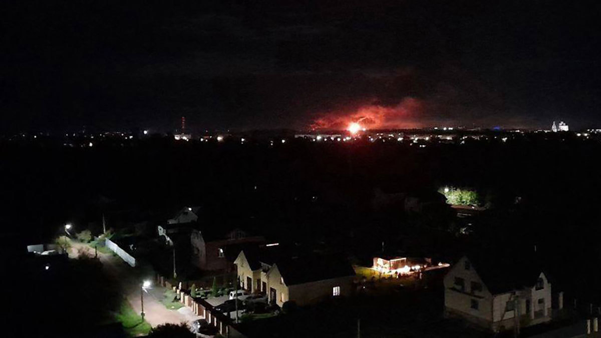 موسكو: اشتعال النيران في طائرات نقل عسكرية بمطار بسكوف