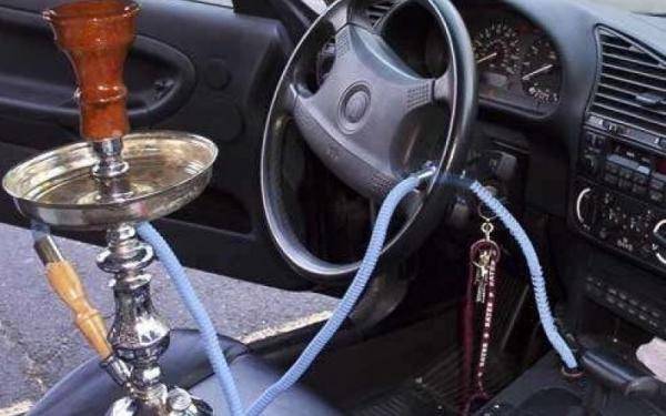 ضبط سائق مركبة شحن يدخن الأرجيلة على طريق إربد