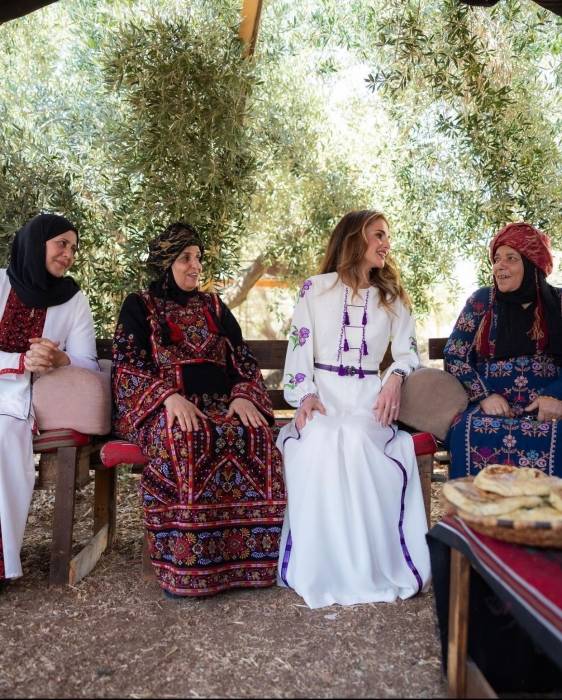 الملكة رانيا : شكرا لأم محمد والسيدات الي التقيتهم اليوم في مطبخ فريال الإنتاجي في قرية حور