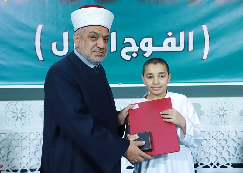 تخريج 286 حافظا وحافظة للقرآن الكريم