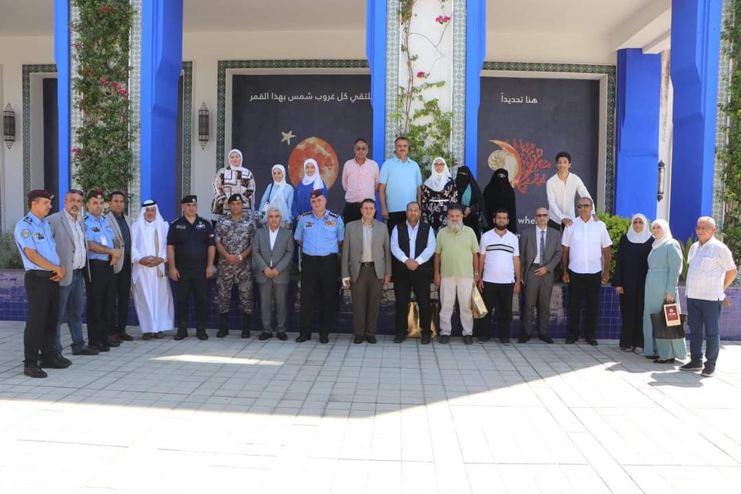 الحجاج يكرم  اوائل الثانوية العامة في  العقبة ...صور