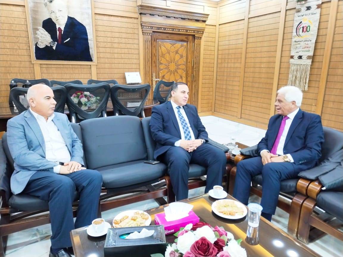 محافظ البلقاء يهنئ بلدية السلط الكبرى بجائزة البلدية المتميزة في النظافة