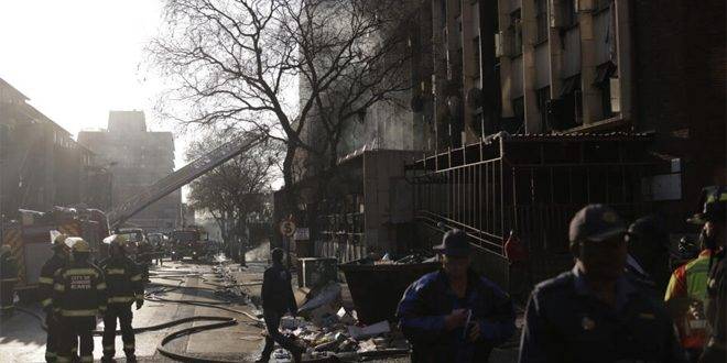 مصرع 63 شخصاً جراء حريق مبنى في جوهانسبرغ