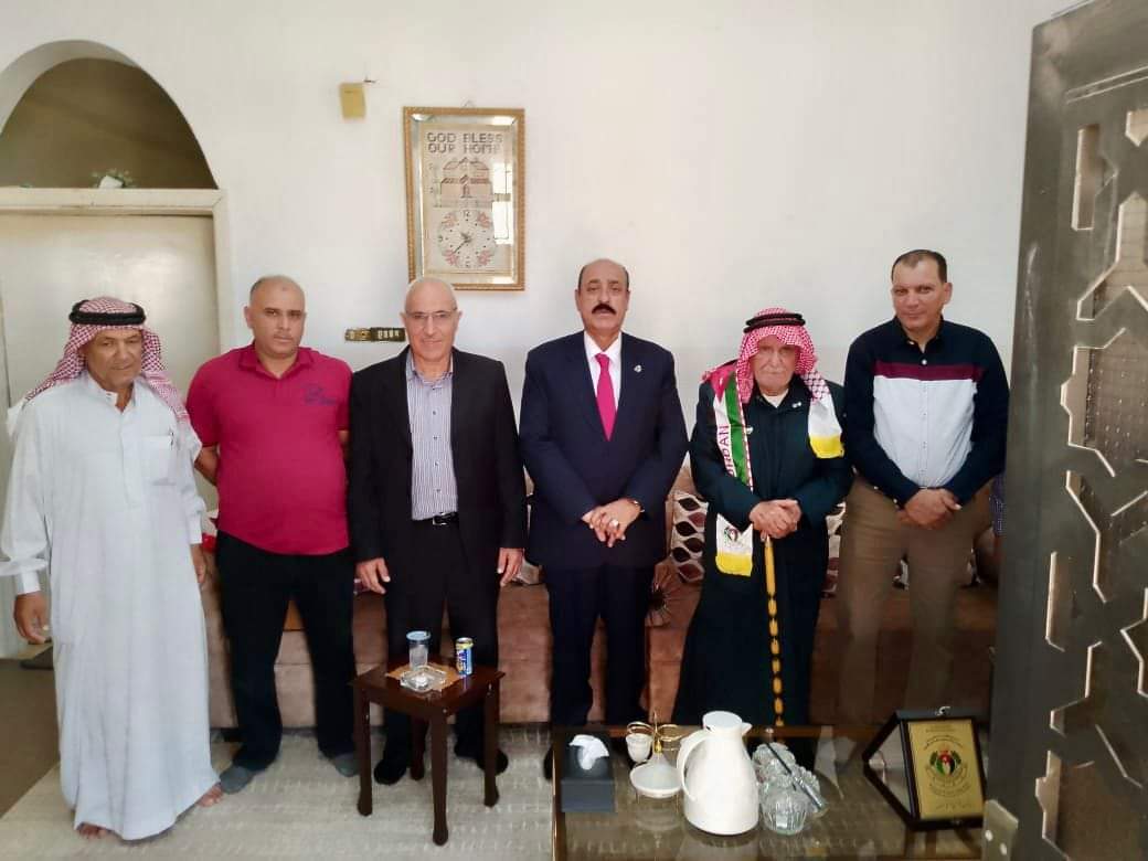 الشوبكي يتفقد عدد من المتقاعدين العسكريين في محافظة الكرك