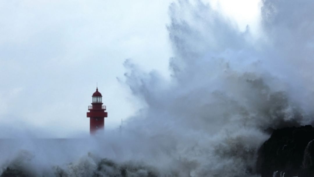 إلغاء مئات الرحلات الجوية في هونغ كونغ مع اقتراب الإعصار ساولا