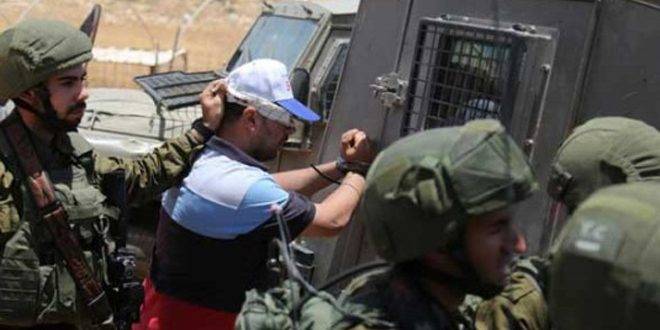 قوات الاحتلال تعتقل أربعة فلسطينيين في الضفة الغربية