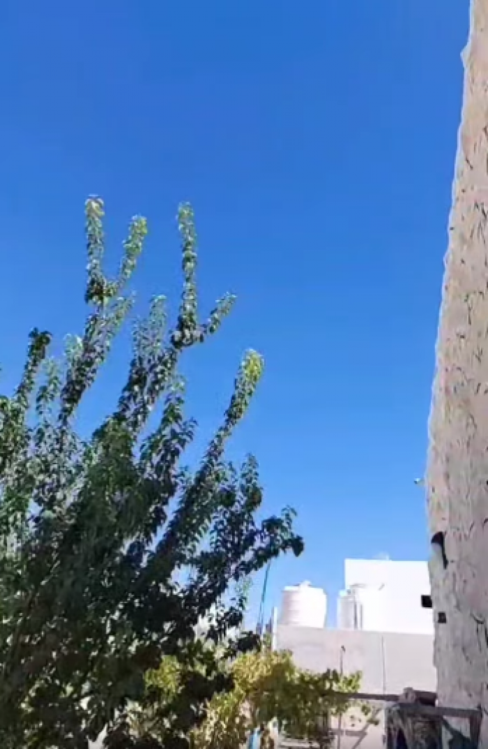 مؤذن مسجد يهرع إلى مكبرات الصوت بعد اطلاق احد الاشخاص عيارات نارية: اتقي الله يلي بتطخ .. اتقي الله