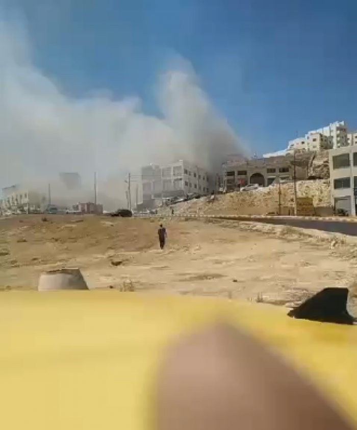 بالفيديو .. حريق كبير في محل تنجيد أثاث بمنطقة القويسمة