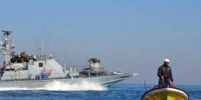 بحرية الاحتلال تستهدف الصيادين الفلسطينيين في بحر قطاع غزة المحاصر
