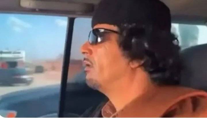 شبيه القذافي يتجول في شوارع ليبيا.. وليبيون يهتفون: “يحيا القائد”