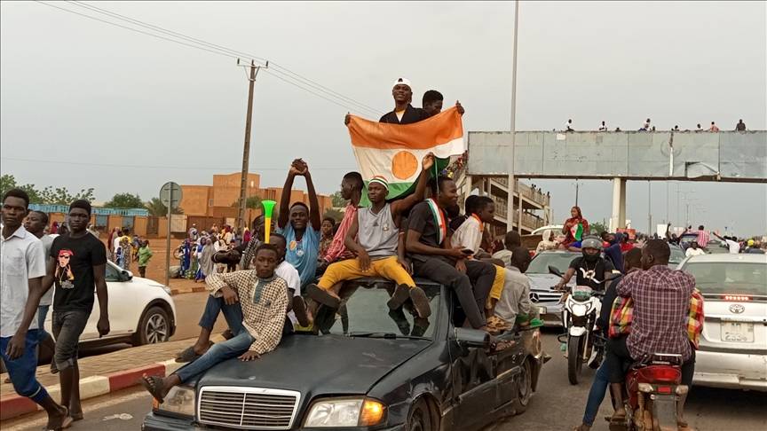 آلاف النيجريين يطالبون بانسحاب القوات الفرنسية