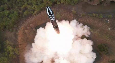 كوريا الشمالية تجري تدريبات على محاكاة هجوم نووي تكتيكي