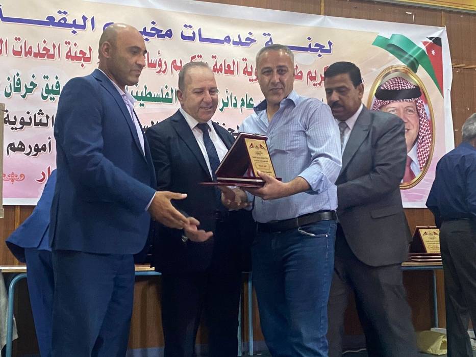 خرفان يكرم طلبة الثانوية العامة في مخيم البقعة ورؤساء لجنة الخدمات السابقين...صور