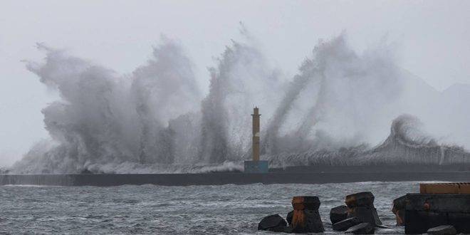 إجلاء آلاف الأشخاص وإلغاء مئات الرحلات الجوية جراء إعصار في تايوان