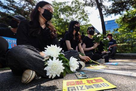 المعلمون يشكون من سوء معاملة الطلبة وأولياء الأمور في هذا البلد