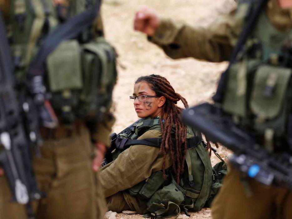 صحيفة عبرية: مجندتان أجبرتا فلسطينيات على التعري والفصائل الفلسطينية ترد