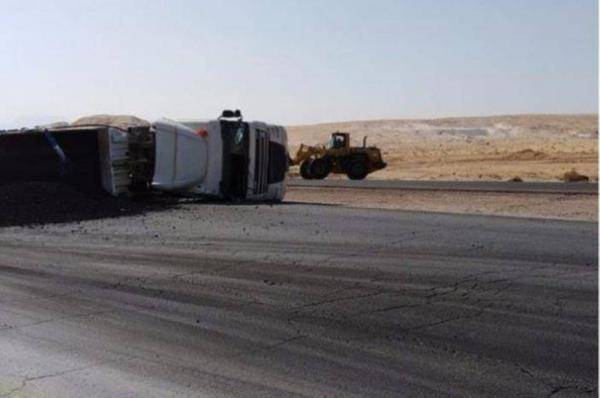 تدهور مركبة شحن يغلق طريق الأزرق باتجاه الصفاوي