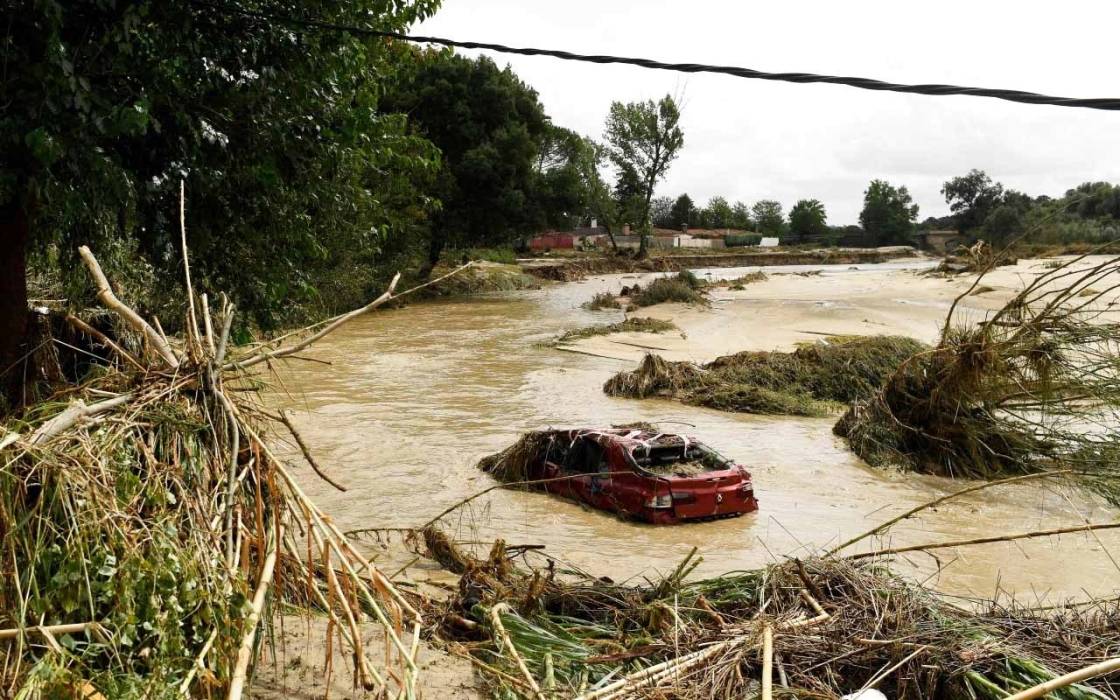 الفيضانات تغمر شوارع إسبانيا وتحاصر الآلاف في أمريكا