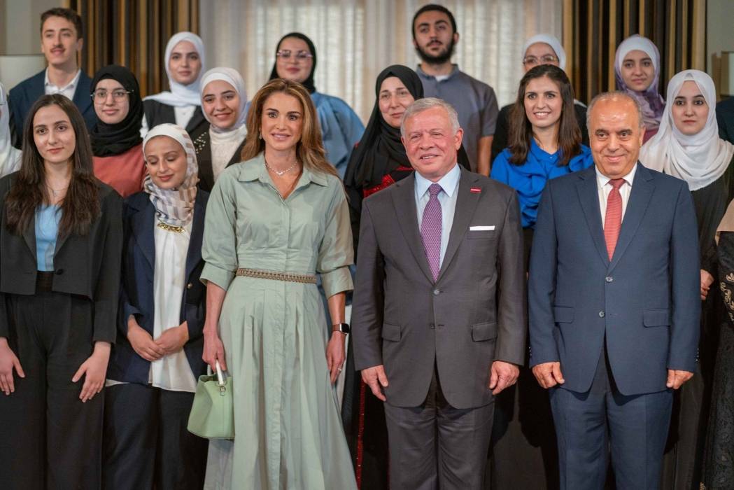 بالصور الملك والملكة يكرمان في قصر الحسينية أوائل الثانوية العامة للعام الدراسي