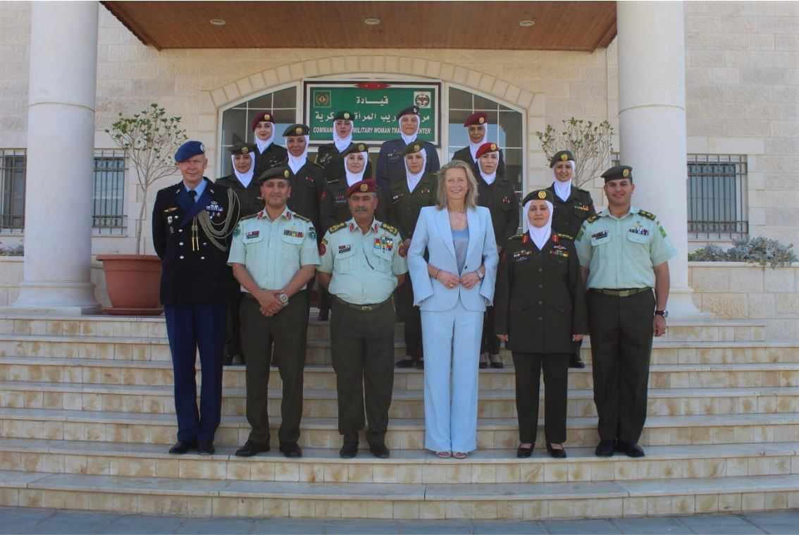 المساعد للإدارة والقوى البشرية يلتقي وزيرة الدفاع الهولندية...صور