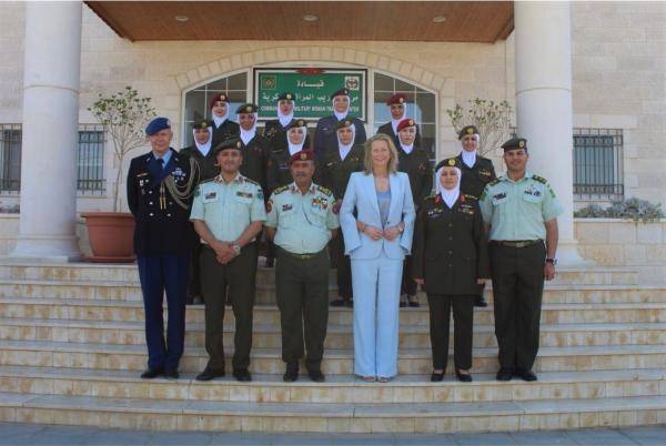 المساعد للإدارة والقوى البشرية يلتقي وزيرة الدفاع الهولندية