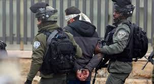 قوات الاحتلال تعتقل مواطنين من جبل المكبر