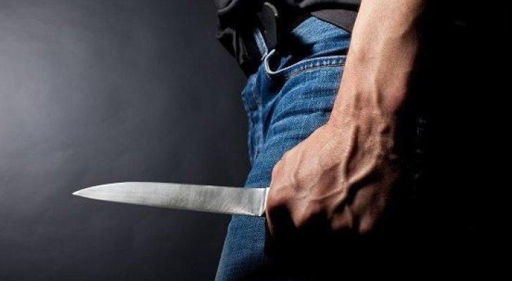 شاب يتلقى طعنة بالخاصرة على يد شقيقه بمأدبا