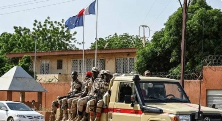 العثور على ملابس عسكرية لجيش بوركينا فاسو في سفارة فرنسا بالنيجر