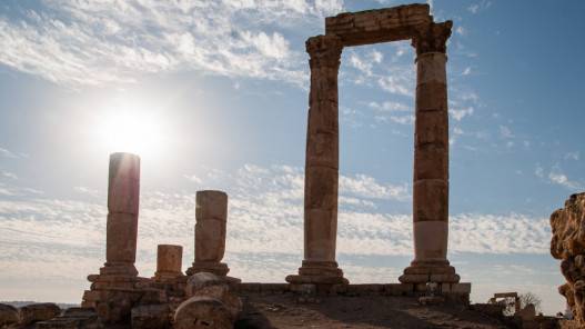 أجواء حارة نسبيا في معظم المناطق اليوم