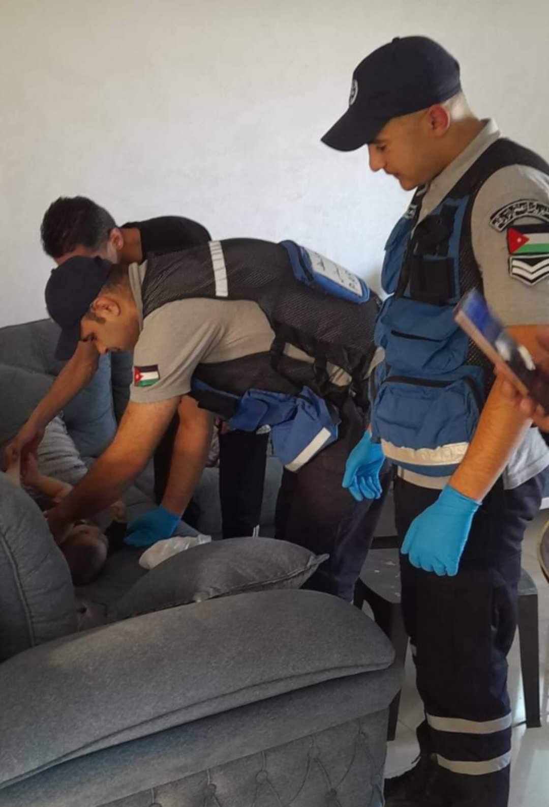 إخلاء فوري لطفل (٤ أشهر )  من داخل شقة في الطابق الثالث أغلق بابها أتوماتيكيا