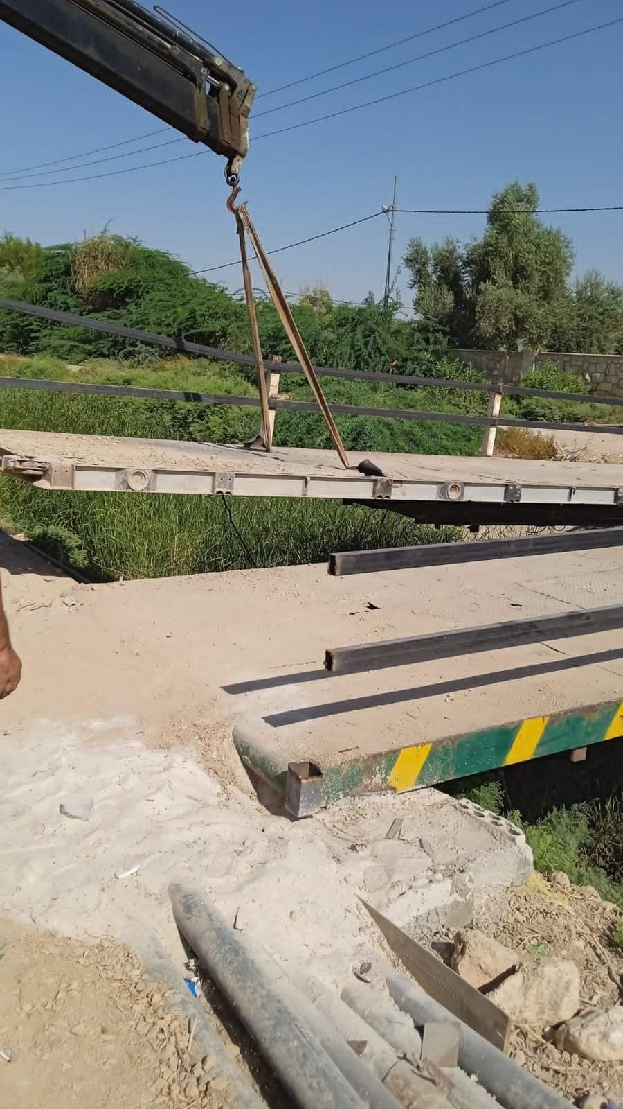 إزالة جسر مخالف على قناة الملك عبدالله