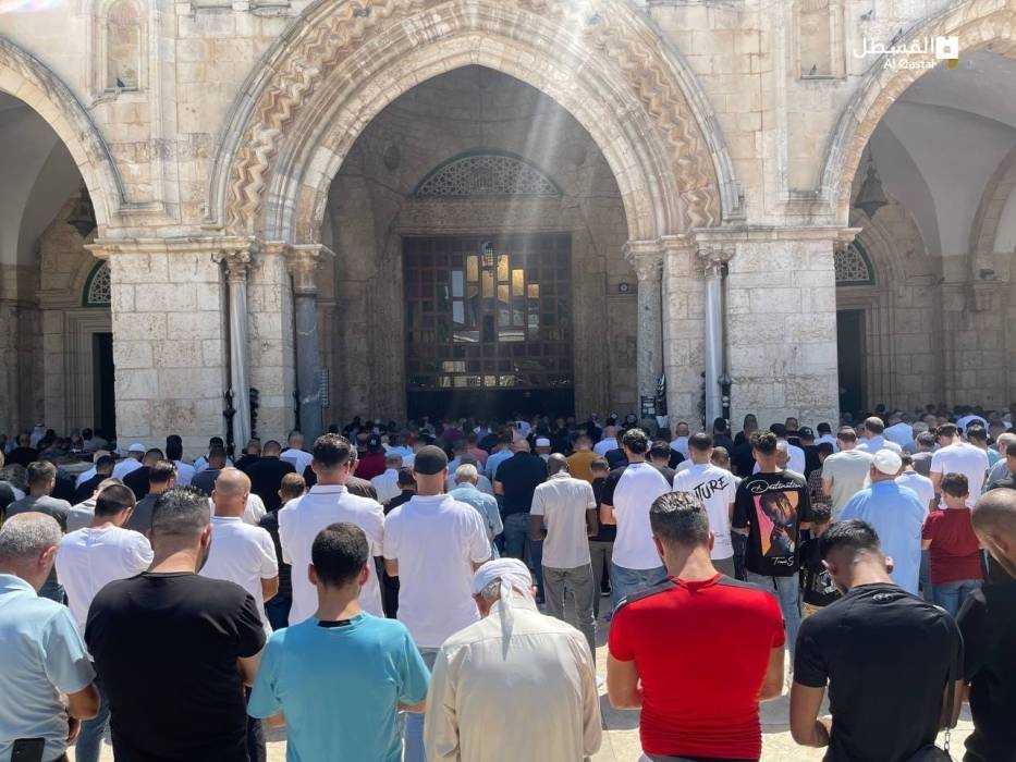 عشرات الآلاف يؤدون صلاة الجمعة في المسجد الأقصى