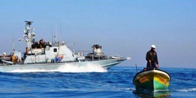 بحرية الاحتلال تعتدي على الصيادين الفلسطينيين في بحر غزة
