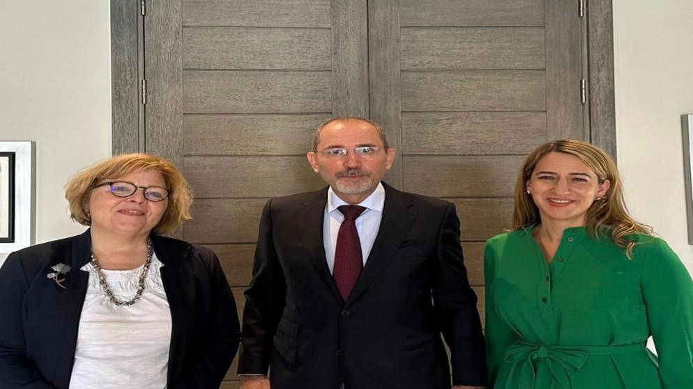 الصفدي يبحث مع دبلوماسية أميركية قضية اللاجئين