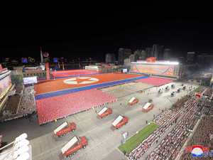 بحضور روسي وصيني.. فيديو لعرض كيم بقاذفات الصواريخ